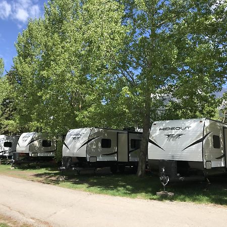 ホテルRundle Mountain Rv Park キャンモア エクステリア 写真