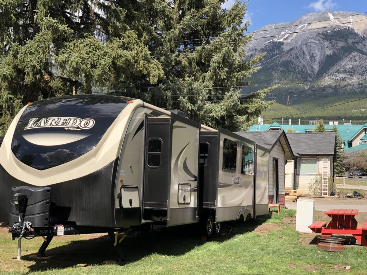 ホテルRundle Mountain Rv Park キャンモア エクステリア 写真