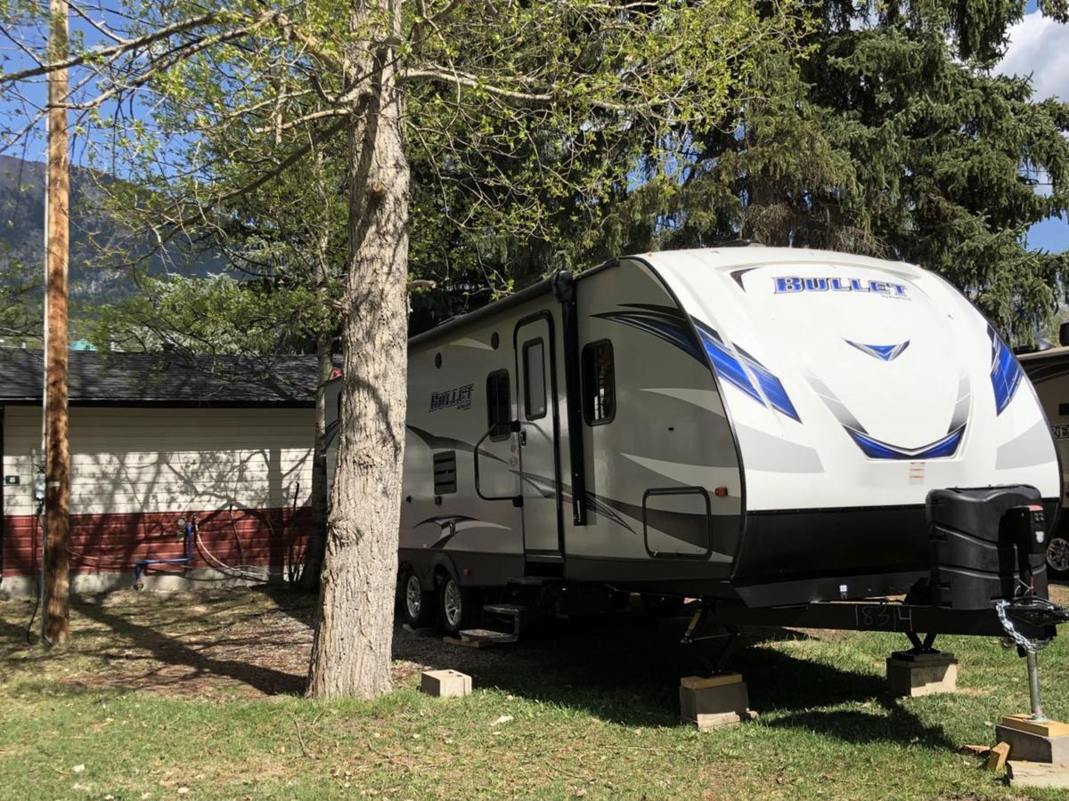 ホテルRundle Mountain Rv Park キャンモア エクステリア 写真