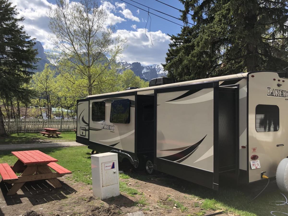 ホテルRundle Mountain Rv Park キャンモア エクステリア 写真